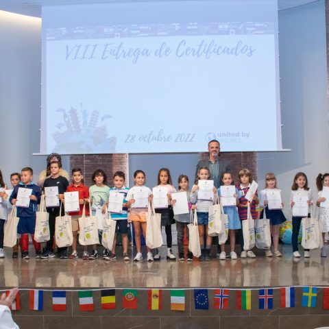 Alumnos y familias unidas por los idiomas en la VIII edición de la Entrega de Certificados Oficiales que otorga la Escuela de Idiomas Foovy